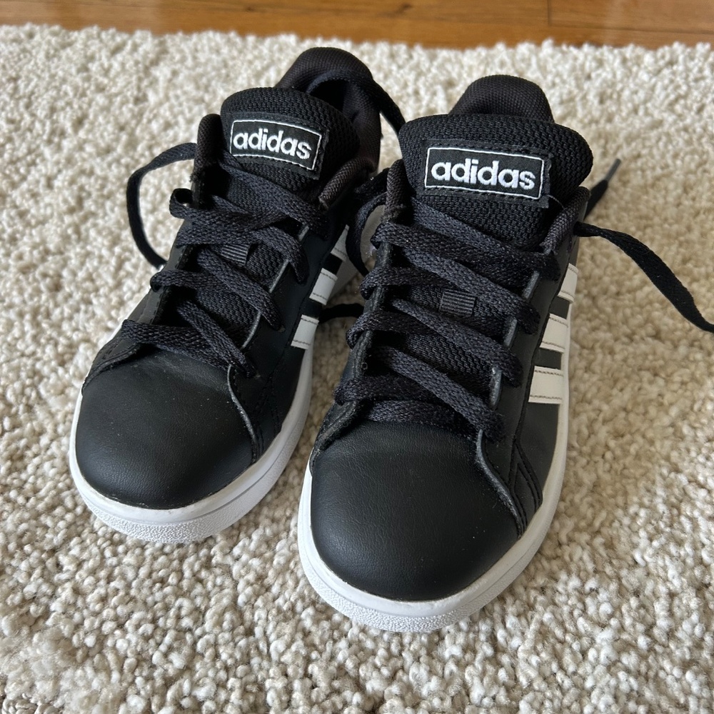 Boys 10.5 Adidas Court Sneaker - Picture 4 of 6